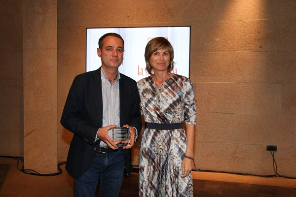 Juan Casares recoge el premio del beber de la alacena roja 2022